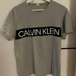 Grå t-shirt från Calvin Klein.