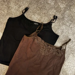 Linnen  - Supersöta linnen från ett danskt märke som är perfekta om du vill ha ett snyggt baslinne med lite detalj. Säljer båda för priset nedan eller styckpris 30kr 