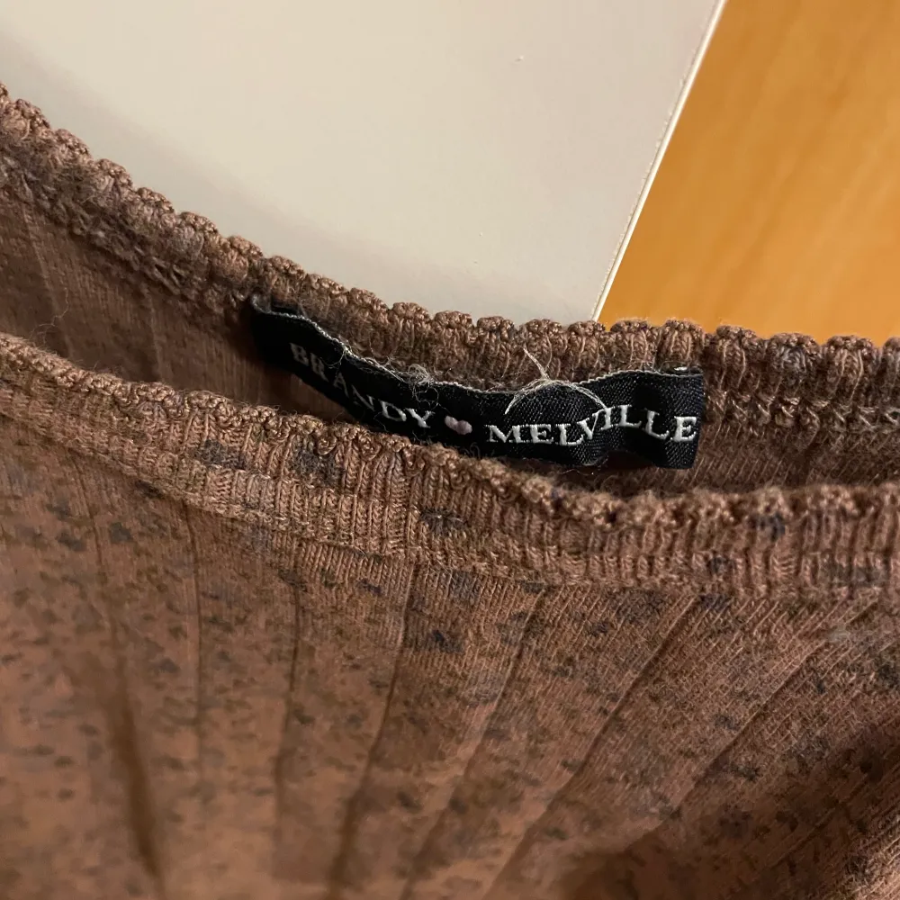 Skylar linne från Brandy Melville. Brunt med blommor på. Köpt dyrt på Depop. Passar XS till S. Toppar.