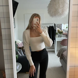 Stickad kofta och linne  - Set med stickad kofta och linne i storlek S från Even&Odd. Detta är använt Max 5 gånger och i fint skick. Koftan är utformad som en bolero och täcker en bit ned på ryggen samt armarna. Det gör självklart att använda varje del försig också🫶🏼