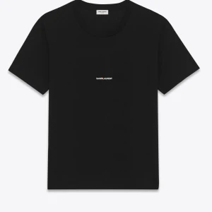 Saint Laurent T shirt - Säljer en saint Laurent t shirt Använd 2 ggr Storlek M men är oversized så passar L Ny pris 3,5k Tar buda Kvitto finns