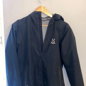 Haglöfs vindjacka - Den passar med allt, har använt den ganska mycket i 2022 sickt 8/10