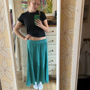 Grön plisserad kjol  - Denna kjolen har en så fin färg och passform men kommer tyvärr inte till användning i min garderob så hoppas den får ett nytt hem. Som ni ser på sista bilden har den en defekt som dock döljs när man använder. Men därav lågt pris👍