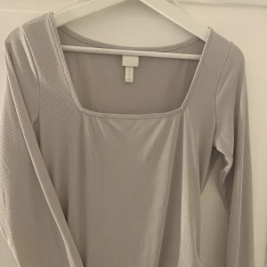 Tröja - Säljer nu min super fina beige body från H&M i storlek M. Knappt använt och i super fint skick🫶🏼💕