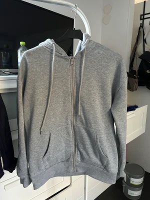 Grå ziphoodie  - Vanlig basic ziphoodie, passar tills allt och skön, är i strl XS. Säljer för 50kr🥰