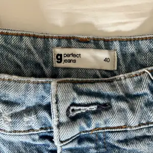 Fina mom jeans från Gina tricot i strl 40, säljer då de inte passar längre. Bra skick och inte använda så mycket alls.🥰