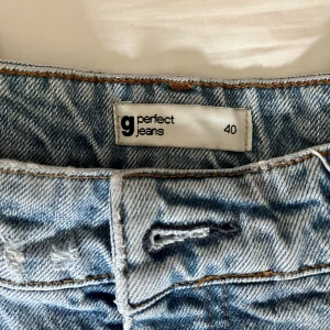 Mom jeans - Fina mom jeans från Gina tricot i strl 40, säljer då de inte passar längre. Bra skick och inte använda så mycket alls.🥰