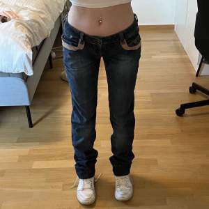 Ett par svin snygga lågmidjade jeans köpta secondhand som passar någon med storlek xs/32. Skriv gärna om du har några frågor eller vill ha fler bilder (: