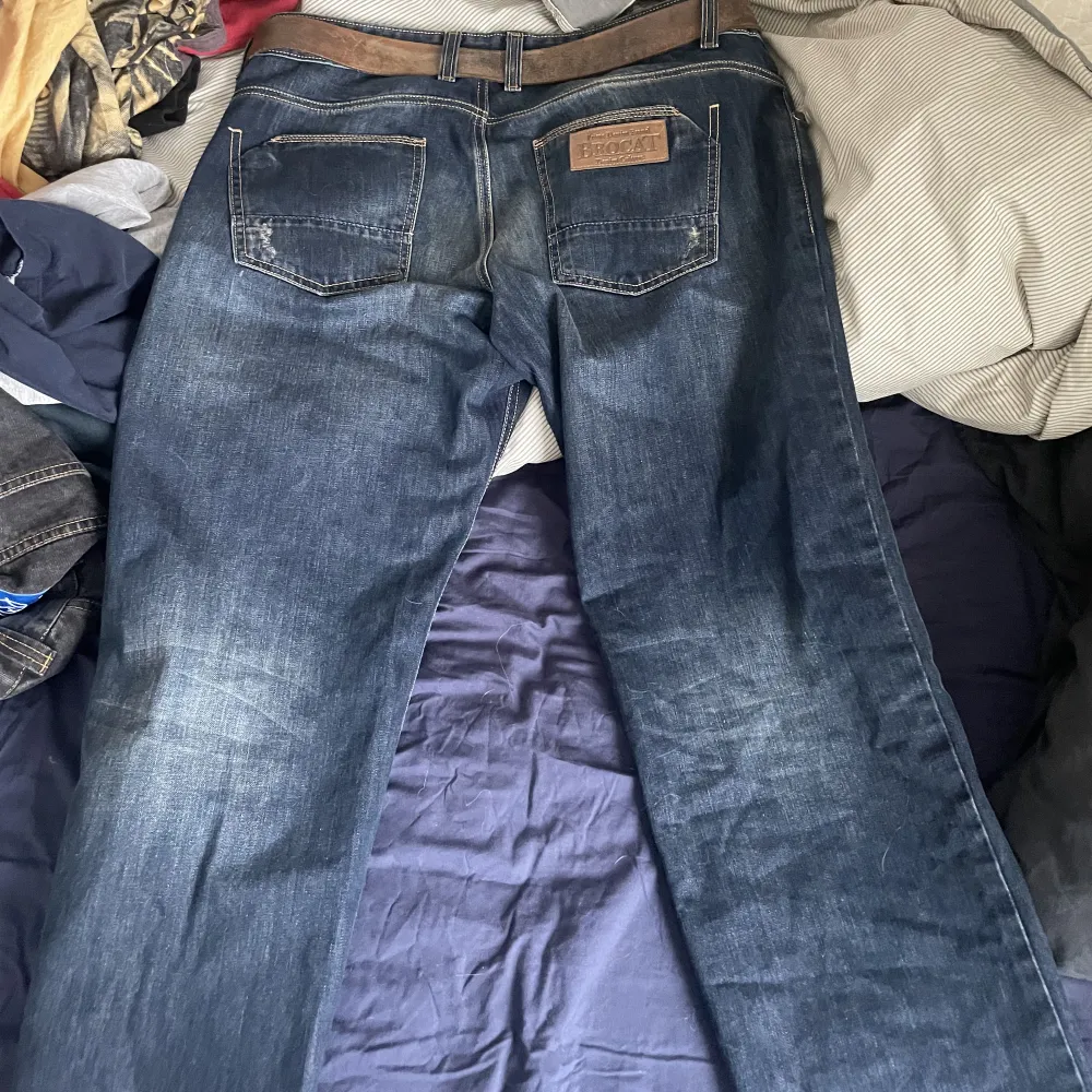 storlek: 38/32, L,  se passform på sista bilden, jag är 185. skick: 8,5/10 faded.  . Jeans & Byxor.