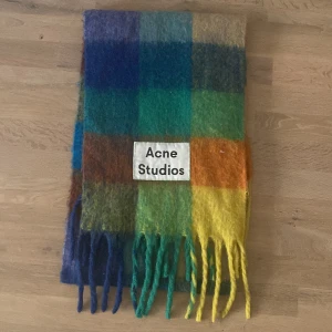 ACNE halsduk  - Lång & gossig Acne halsduk 