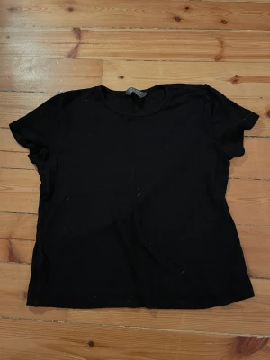 Svart t-shirt - Simpel svart t-shirt. Bra skick. Djur i hemmet.