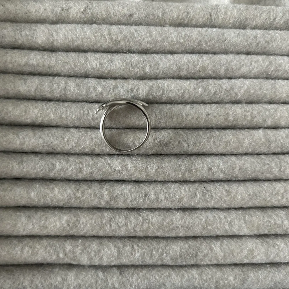 Jätte fin silverfärgad kram ring, passar alla storlekar så den är justerbar❤️. Accessoarer.