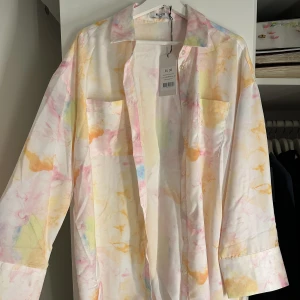 Skjorta NA-KD - Helt oanvänd oversize skjorta från NA-KD. Nypris 499:-