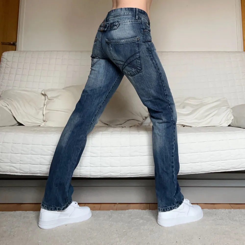 Säljer dessa coola jeans med detalj baktill i storlek W33L32 (passar ungefär storlek 38), 83cm midja, 80cm innerbenslängd❤️Jag på bilderna är 172cm lång och brukar bära storlek 38💕. Jeans & Byxor.
