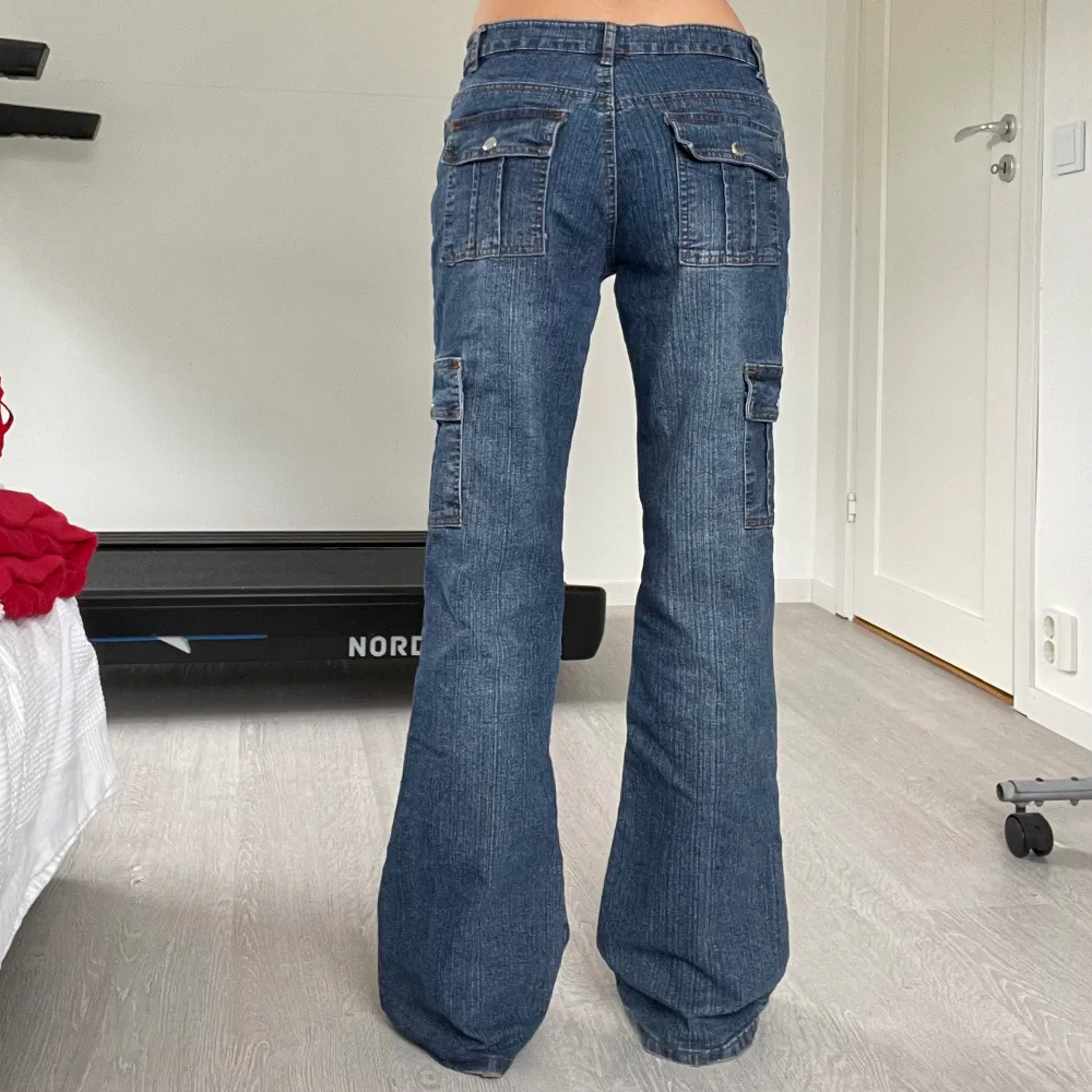 Vintage Cargo jeans köpta på vintage butiken hahayoureugly i Berlin🌟 skönt stretchigt tyg, lowwaist och vida ben💓 Storlek 38, se mått: 37cm midja kan stretchas till ca 39, 23cm midjehöjd, 80cm innerbensmått💫. Jeans & Byxor.