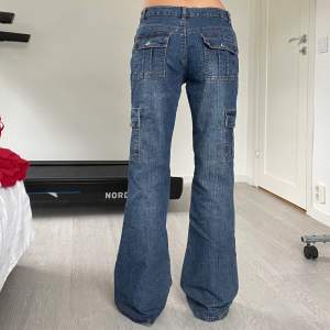 Vintage Cargo jeans köpta på vintage butiken hahayoureugly i Berlin🌟 skönt stretchigt tyg, lowwaist och vida ben💓 Storlek 38, se mått: 37cm midja kan stretchas till ca 39, 23cm midjehöjd, 80cm innerbensmått💫