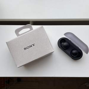Sony bluetooth-hörlurar WF-C500 svarta. Orginalförpackning med instruktioner, laddare och fodral medföljer. Inköpta feb 2023 för 600kr, bara testade, säljer pga fått ett par nya i present. Skickar endast. Frakt ingår i priset. 