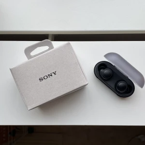 Sony bluetooth hörlurar - Sony bluetooth-hörlurar WF-C500 svarta. Orginalförpackning med instruktioner, laddare och fodral medföljer. Inköpta feb 2023 för 600kr, bara testade, säljer pga fått ett par nya i present. Skickar endast. Frakt ingår i priset. 