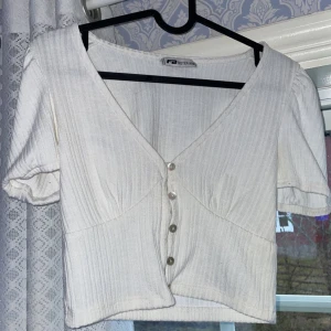 Vit topp - Nu säljer jag en jättefin vit sommar topp. Har ungefär använten 2 ggr så den är i bra skick. Den är i storlek xxs och jag som har s tycker den passar mig bra❤️ skriv till mig om mer info, bilder osv❤️