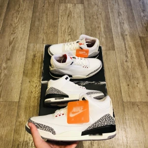 Jordan 3  - Säljer två par Jordan 3 reimagined i storlek 42 och 42,5 👟 Dom är köpta på snkrs appen och är helt oandvända ✅ om man vill ha mer bilder eller har några frågor är det bara att höra av sig ✨