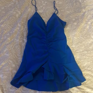  Zara  klänning  - Vill inte sälja med köpa direkt!! Säljer min Zara klänning i str M.    Jag har aldrig använt den då den är för stor för mig. Fint skick !