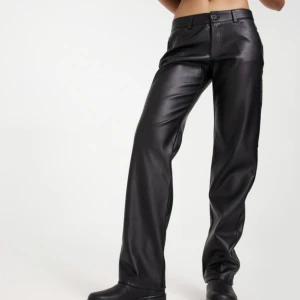 Lågmidjade skinnbyxor - Så snygga lågmidjade skinnbyxor. Endast testade! Säljer då dom är lite för små och glömde skicka tillbaka dom💕💕