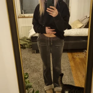 Juicy couture byxor - Supersköna juicybyxor i mörkgrå färg. Strl XS men passar S oxå. Sportmodellen UTAN fickor på rumpan. Något slitna på knäna men inget man tänker på när dom sitter på. Köparen står för frakt. 