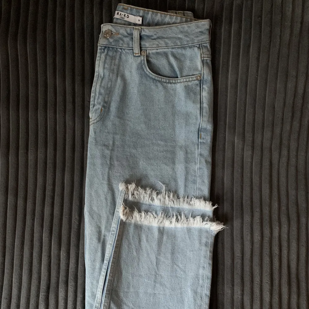 Jeans från NA-KD i ljus tvätt💙 Använda fåtal gånger. Jeans & Byxor.
