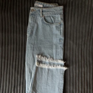 Ljusa jeans  - Jeans från NA-KD i ljus tvätt💙 Använda fåtal gånger