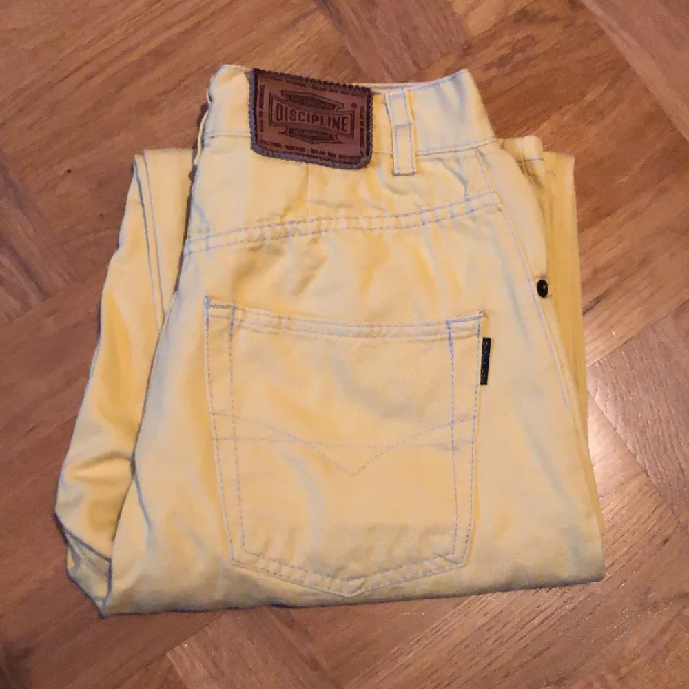 Ett par gula några år gamla jeans! Storlek: oklar men runt xs Sick: Fint skick, bara en liten fläck på vänstra benet.. Jeans & Byxor.