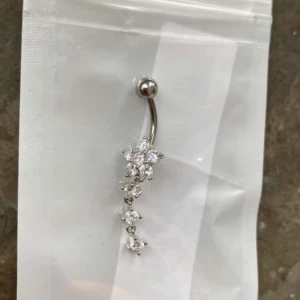 oanvänd navelpiercing  - Oanvänd navelpiercing som är superfin! Frakt tillkommer på 15kr🫶🏼 längd: 4cm 
