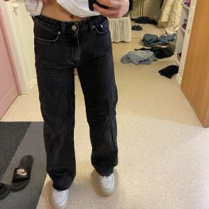 Fina svarta jeans från lager 157 i storlek XS-S och jag är 168cm. Fint skick🌟