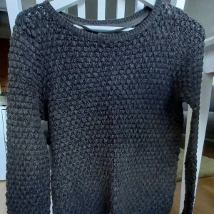 Mönsterstickad tröja stl. XS - Fint mönsterstickad grå tröja i storlek XS från Vero Moda. Fint skick! Smal till normal passform, och normalstor i storleken.    Material i 100% akryl.