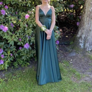 Balklänning - Säljer nu min superfina balklänning. Använd 1 gång och är i nyskick, storlek 32. Köpt för 4000kr