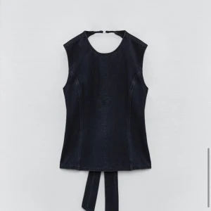 Jeans topp  - Säljer denna snygga topp från Zara! Aldrig använd med prislappen kvar 💕 