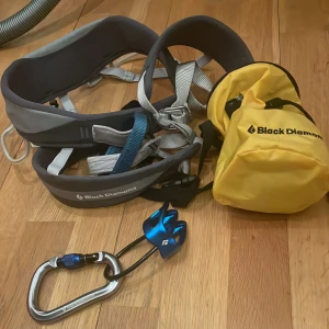 Klättersele set - Klätter set  Endast använt någon månad, ser nytt ut Köpt för 1000kr 