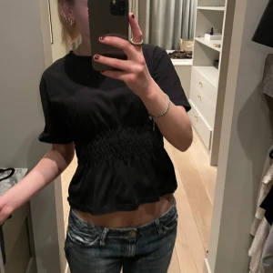 Svart topp  - Jättefin svart topp🥰🥰