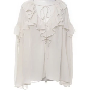 Blus  - Säljer min blus köpt på sellpy från hm. Jag har däremot tagit bort snöret som är knytet framtill. Skriv för fler bilder❤️‍🔥storlek M men passar alla från xs till m beroende på hur man vill att den ska sitta.