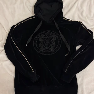 hoodie - good condition and very comfy:)) kontakta om du är intresserad!