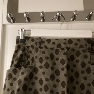 Grön manschesterkjol - Sååå fin grön kjol i manschestertyg! Köpt second hand men aldrig använd. 