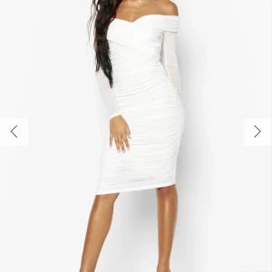 FIGURNÄRA MIDIKLÄNNING I MESH MED BARA AXLAR - Hejj, säljer den klänningen den är helt ny i paket, endast testad prislappen osv finns kvar. Kunde ej returna då de löpt ut. Den hade passat så bra till studenten. Köpt den för 380. Säljer pga ville ha större storlek .