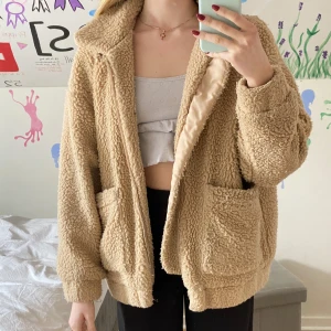 Teddyjacka från I AM GIA - Köpt på Depop för några år sedan, jättemysig och stor i storleken! Från I AM GIA  Pris är diskuterbart