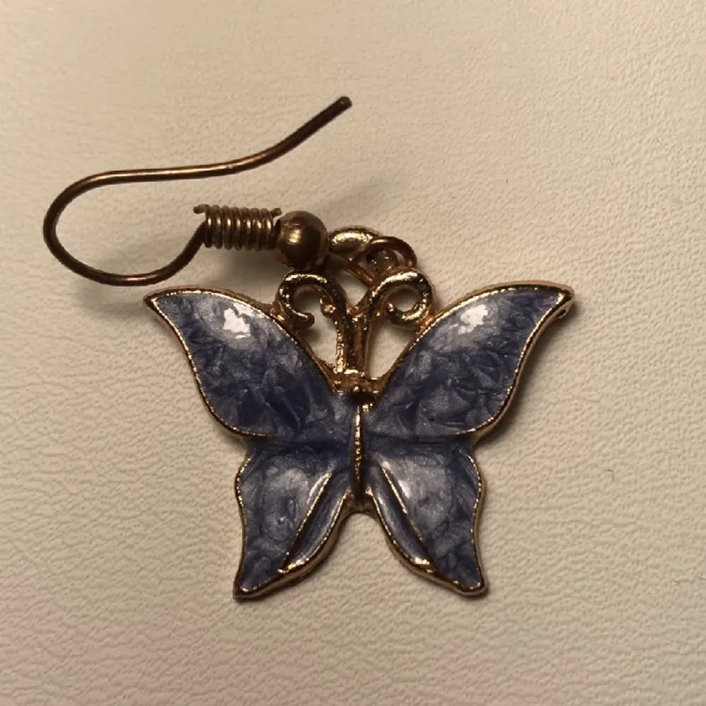 Himmelsblå fjärilar med guldiga detaljer. 🦋💙. Accessoarer.