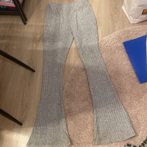 Byxor gråa❤️ - Ett par gråa byxor som tyvärr är för stora🤍