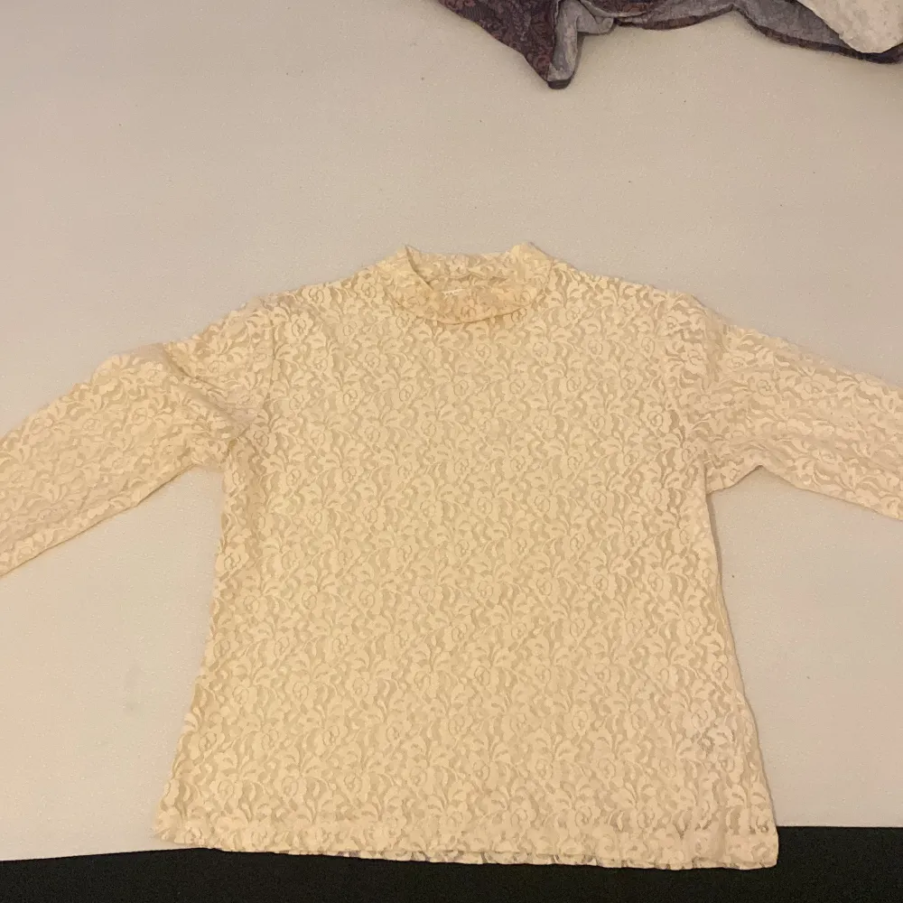 En blommig tröja som är kort storlek L ganska liten för att vara L passar pp mig som har M säljer för tycker ej om den lite vit beige som ni ser på bilden . Blusar.