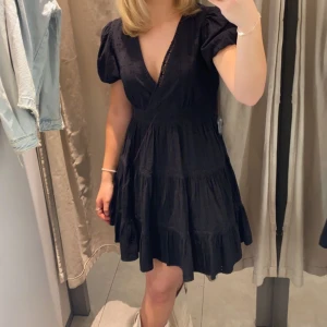 Sommarklänning  - Säljer denna super söta sommarklänning från Zara som endast är använd några få gånger 🤗
