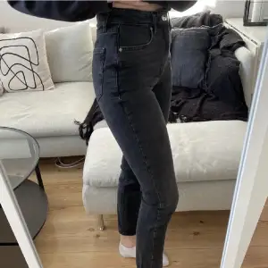 Grå/svarta jeans från Gina Tricot i storlek 34. Är 173cm lång. Bra skick.