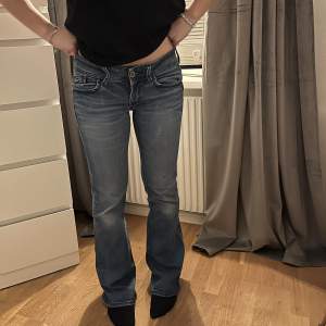 Supersnygga låg midjade jeans från G-star, säljer då de är lite stora på mig 🤗 Innerbenslängd: 78cm midjemått: 39cm (rakt över) 