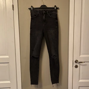 gina tricot jeans - begagnade svarta gina jeans  vid intresse kan fler bilder skickas 