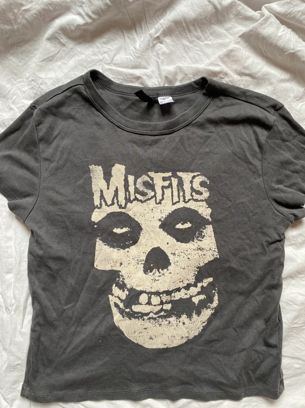 Grå t-shirt med ”misfits” tryck (babytee). T-shirts.